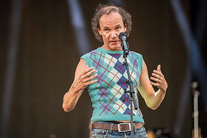 True to his style in a sweater vest: Comedian Olaf Schubert takes aim at AI and entrepreneurship.