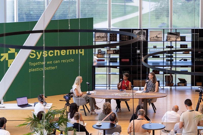In einem Podcast bei der Abschlussveranstaltung des Projekts Syschemiq spricht Anna Kerps (Fraunhofer UMSICHT) über die Möglichkeiten und Herausforderungen für ressourcenschonende Verpackungsgestaltung.