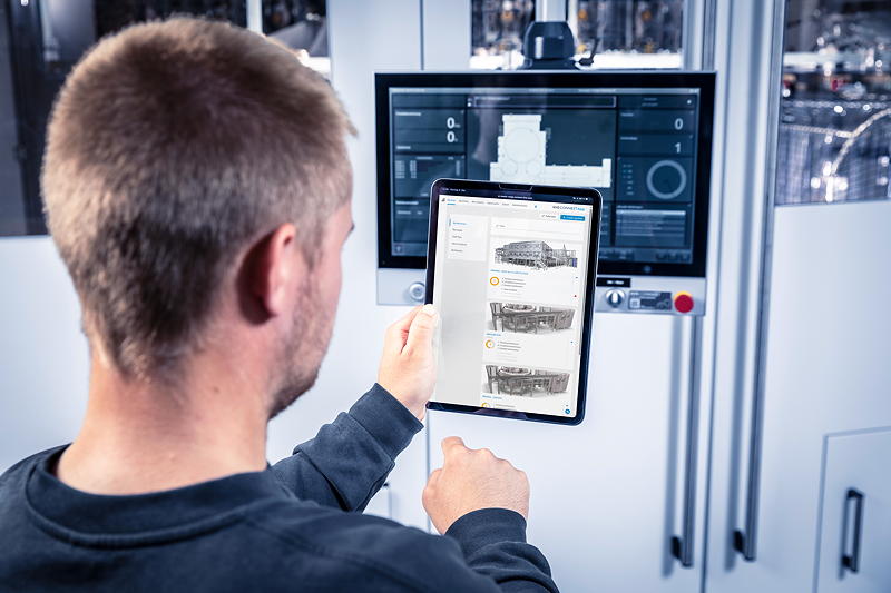 Die KHS ConnectApp bündelt alle relevanten Maschineninformationen sowie
technischen Dokumentationen und sichert den direkten Zugriff auf
Serviceressourcen und Betriebsunterstützung.