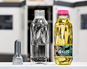 Bei der Plasmax-Barrieretechnologie erhalten PET-
Flaschen eine hauchdünne, glasartige Innenbeschichtung, die
sauerstoffempfindliche Produkte optimal schützt und deren Haltbarkeit um das
bis zu Zehnfache verlängern kann.