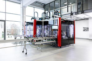 Nahezu unbegrenzte Verpackungsmöglichkeiten bietet die bewährte SOMIC 434. Auf der
PACK EXPO International 2026 wird sie als Wraparound-Packer gezeigt.